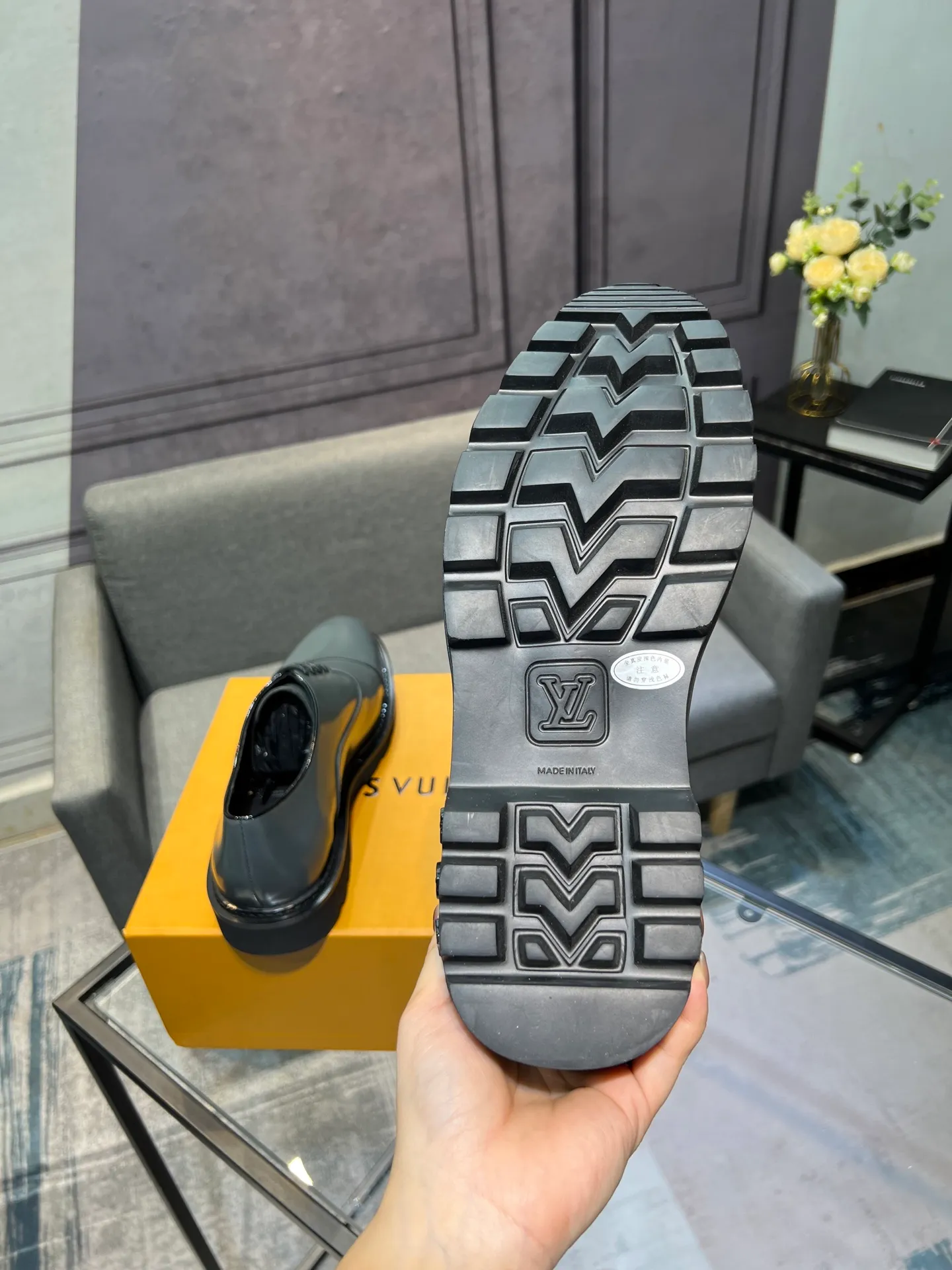 Men's shoes 💰820 [LV] - High-end quality - Upper: 🔝 tumbled cowhide, Nappa cowhide, brand logo sewn on shoe body - Lining: cowhide, foot pads; water-dyed cowhide - Outsole: TPR·rubber foam; two-color molded outsole -Super high quality control·Fine workmanship: highlighted (high-end·luxury·grade) -Size: 39-44 (38 45 can be customized)